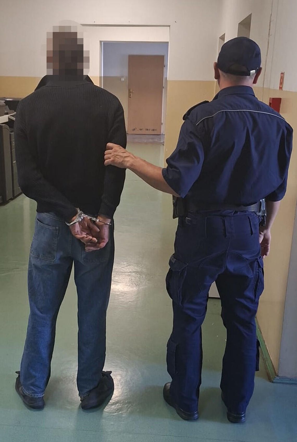 Najpierw zaczepiał ludzi, później obrażał policjantów. Miał blisko 1,5 promila we krwi Najpierw zaczepiał ludzi, później obrażał policjantów. Miał blisko 1,5 promila we krwi