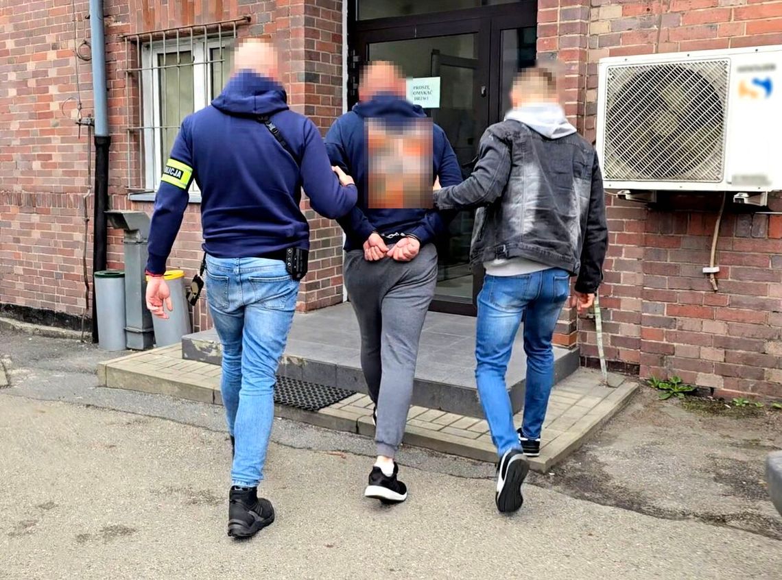 Najpierw zapłacił taksówkarzowi, potem uderzył i okradł. W trakcie zatrzymania znieważył policjantów