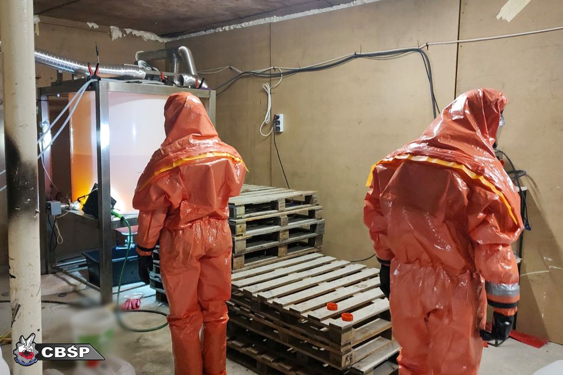 Nalot CBŚP na fabrykę klefedronu. Przejęte 800 kg narkotyku o wartości 4 milionów złotych