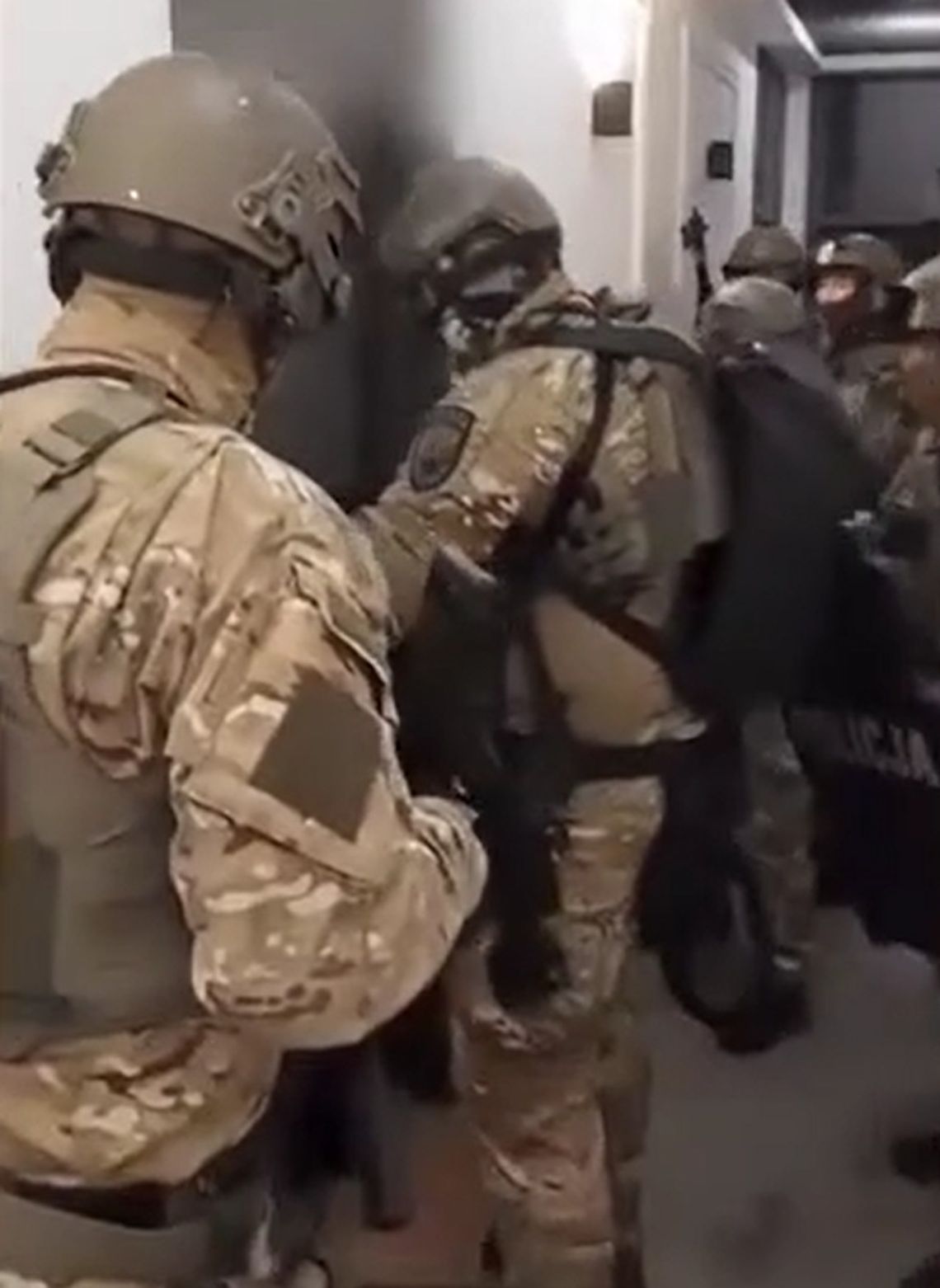 Nalot CBŚP na fabrykę sterydów. Zatrzymano sześć osób, przejęto towar i pół miliona w gotówce