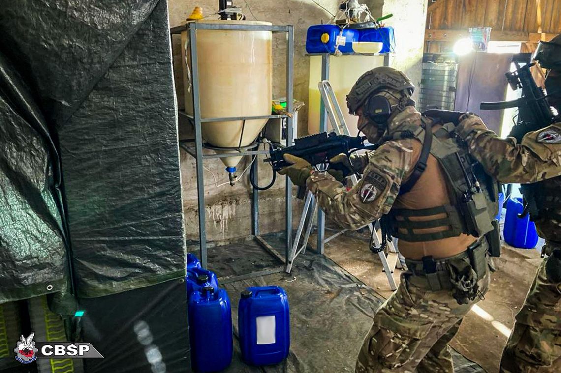 Nalot CBŚP na laboratorium narkotykowe. Przejęto klefedron wart 6,5 miliona złotych [WIDEO]