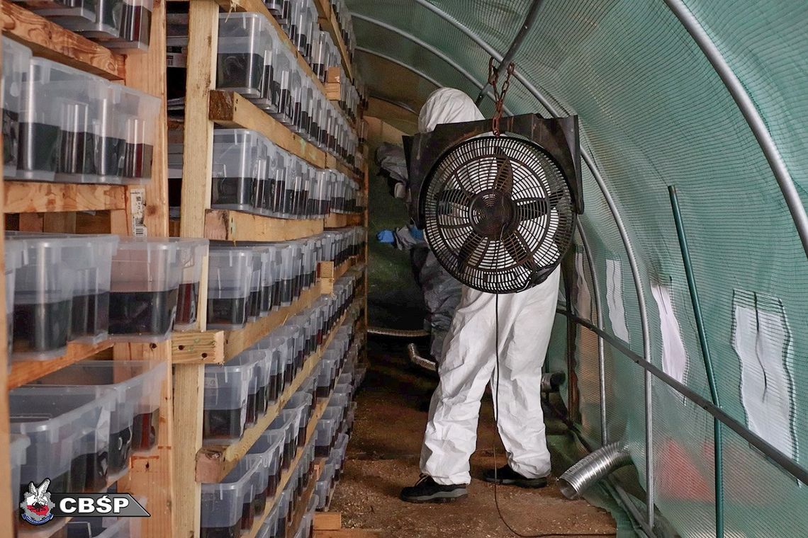 Nalot CBŚP na potężne laboratorium narkotyków syntetycznych. Przejęto 1600 kg klofedronu Nalot CBŚP na potężne laboratorium narkotyków syntetycznych. Przejęto 1600 kg klofedronu