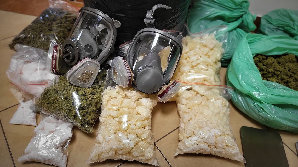 Nalot na dom dilera-recydywisty. Policjanci przejęli narkotyki warte milion złotych