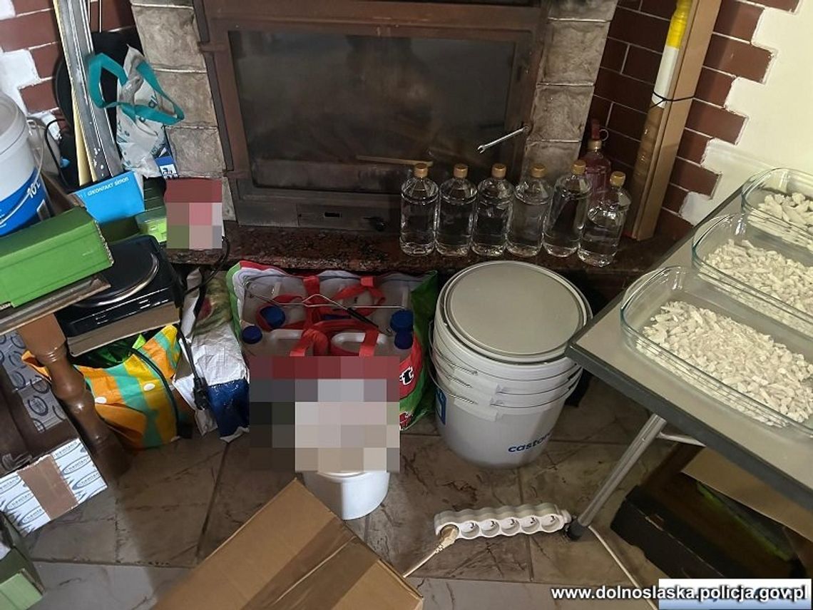 Nalot na fabrykę syntetycznych narkotyków. "Chemicy" zatrzymani przy produkcji metamfetaminy. WIDEO Nalot na fabrykę syntetycznych narkotyków. "Chemicy" zatrzymani przy produkcji metamfetaminy. WIDEO