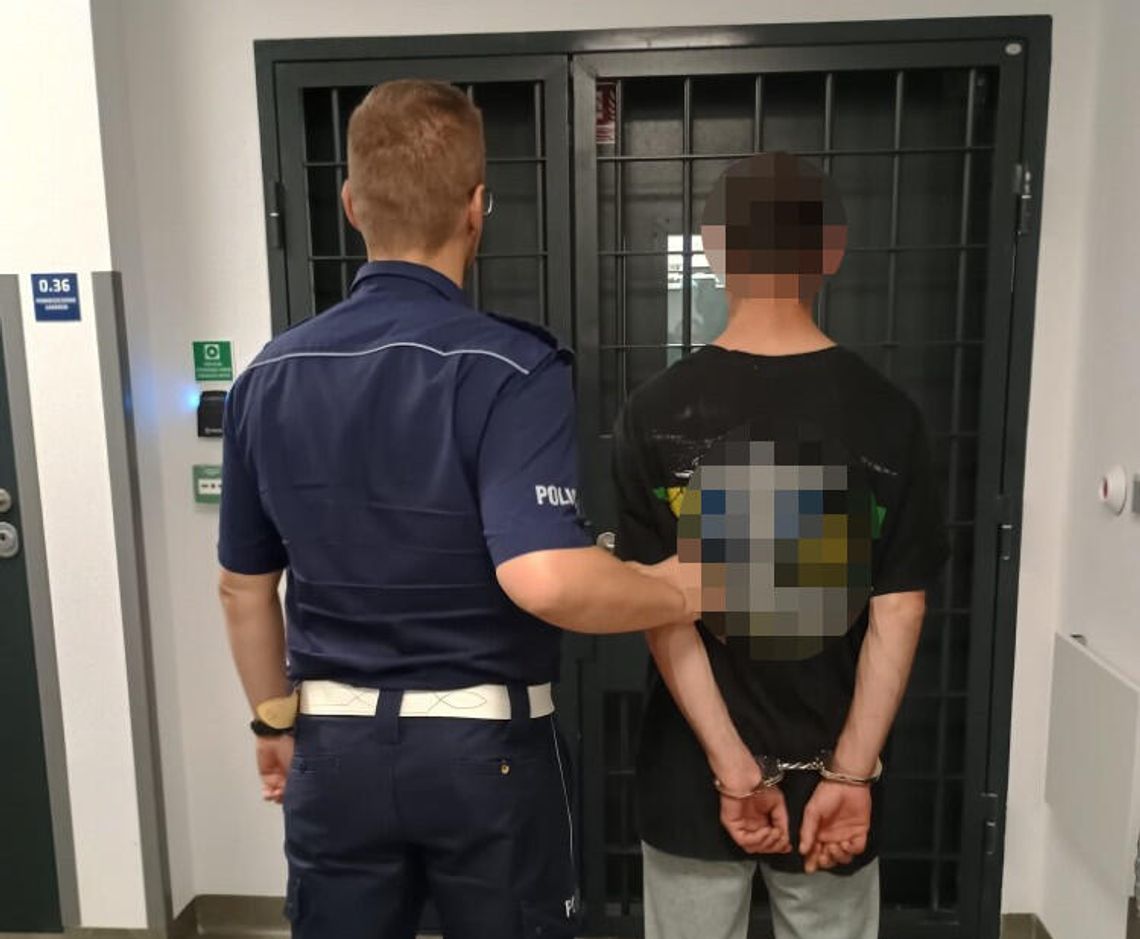 Nalot na mieszkanie dilera. Policjanci znaleźli ponad 2,5 kg narkotyków, replikę broni i maczetę Nalot na mieszkanie dilera. Policjanci znaleźli ponad 2,5 kg narkotyków, replikę broni i maczetę