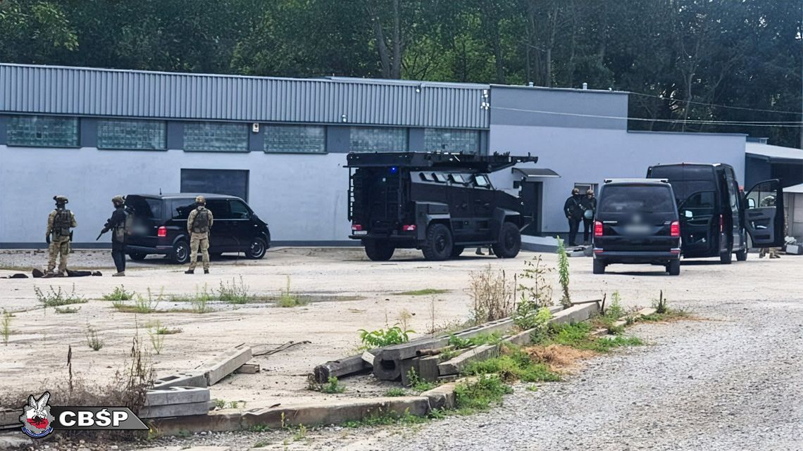 Nalot na nielegalną fabrykę papierosów. Sześć osób odpowie za udział w grupie przestępczej