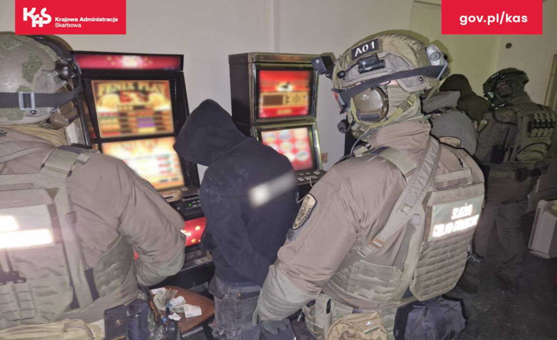 Nalot skarbówki na nielegalne kasyno. Zarzuty usłyszy pracownik lokalu i trzech graczy Nalot skarbówki na nielegalne kasyno. Zarzuty usłyszy pracownik lokalu i trzech graczy
