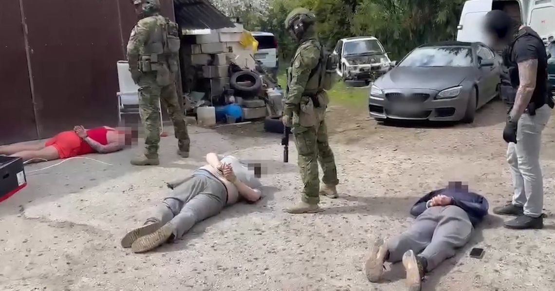 Nalot służb na fabrykę lewych papierosów. Pakowali je do opakowań na pizzę, wpadli na robocie