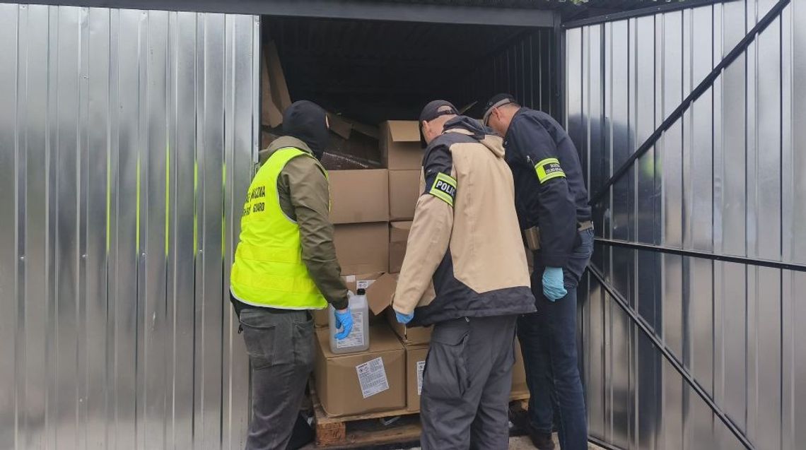 Nalot służb na magazyn bimbrownika. Przejęto 600 litrów alkoholu i 60 tysięcy w gotówce Nalot służb na magazyn bimbrownika. Przejęto 600 litrów alkoholu i 60 tysięcy w gotówce