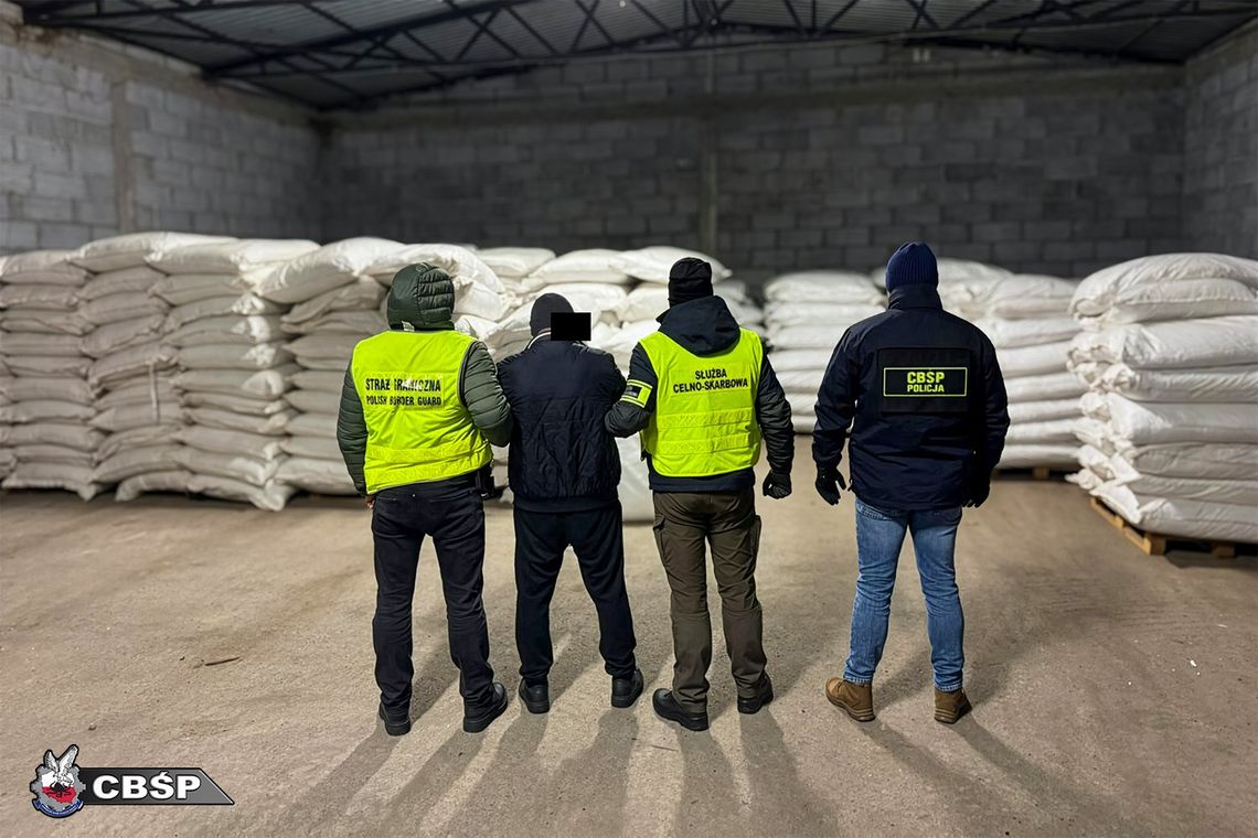 Nalot służb na magazyn z nielegalną kontrabandą. Przejęto 63 tony lewego tytoniu Nalot służb na magazyn z nielegalną kontrabandą. Przejęto 63 tony lewego tytoniu