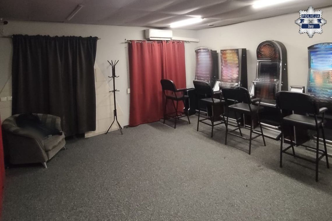 Nalot służb na nielegalny salon gier. Przejęli automaty, pieniądze i zatrzymali klientów z narkotykami Nalot służb na nielegalny salon gier. Przejęli automaty, pieniądze i zatrzymali klientów z narkotykami