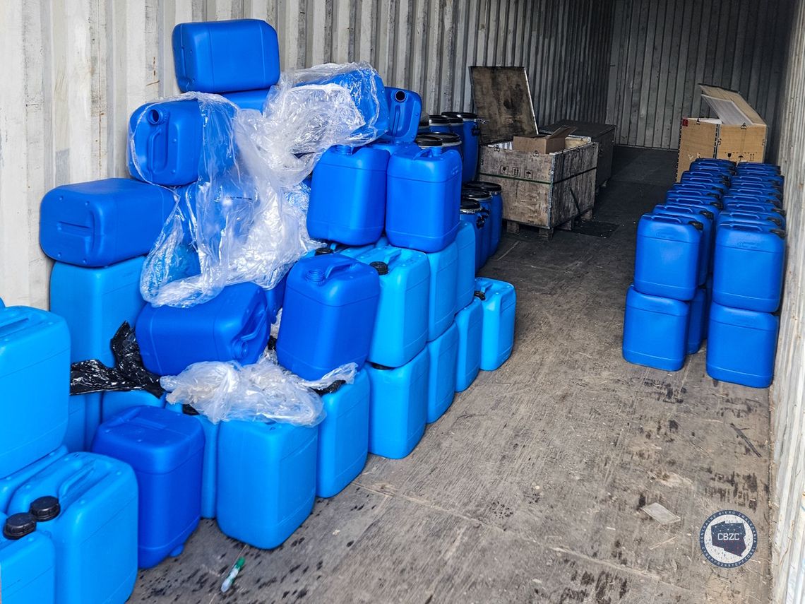 Nalot służb na ogromne laboratorium syntetycznych narkotyków. Przejęto 5 ton chemikaliów [FOTO]