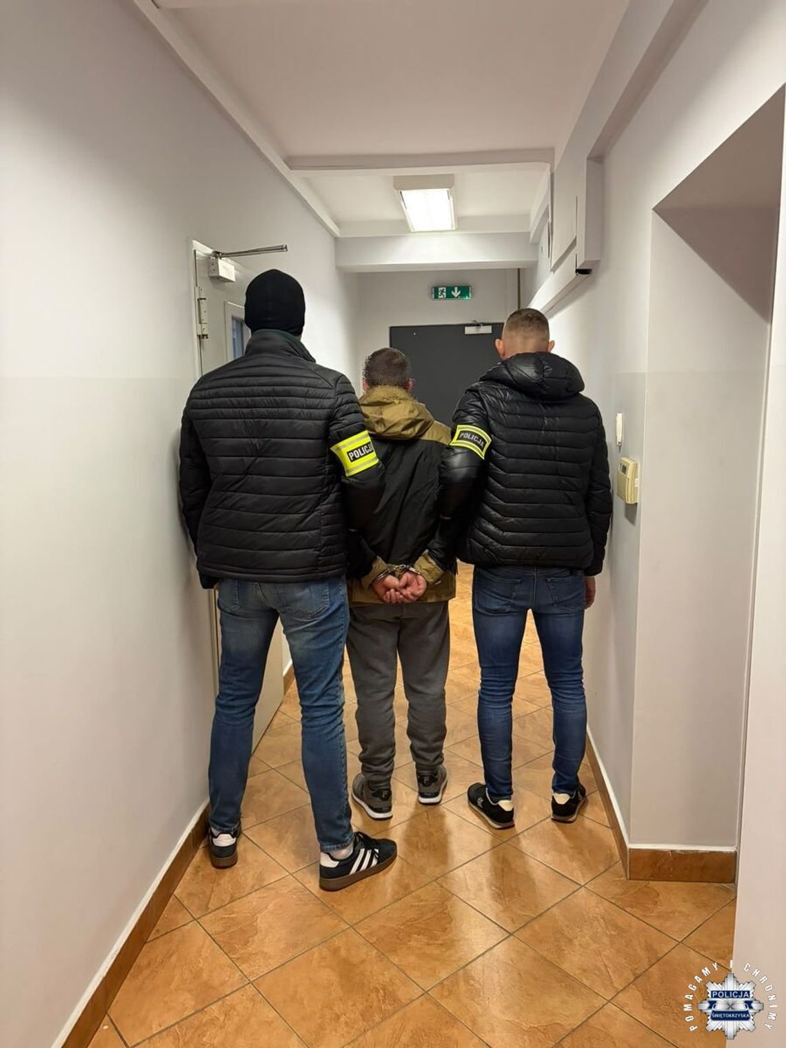 Namierzyli auto w lesie. W środku podejrzany o oszustwo na 94-latce i kilkanaście tysięcy złotych Namierzyli auto w lesie. W środku podejrzany o oszustwo na 94-latce i kilkanaście tysięcy złotych