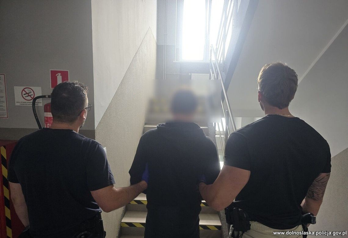 Namówili 70-latka do inwestowania, a potem wrobili w fikcyjny dług. Zatrzymany 22-latek, który przyszedł odebrać kolejne pieniądze