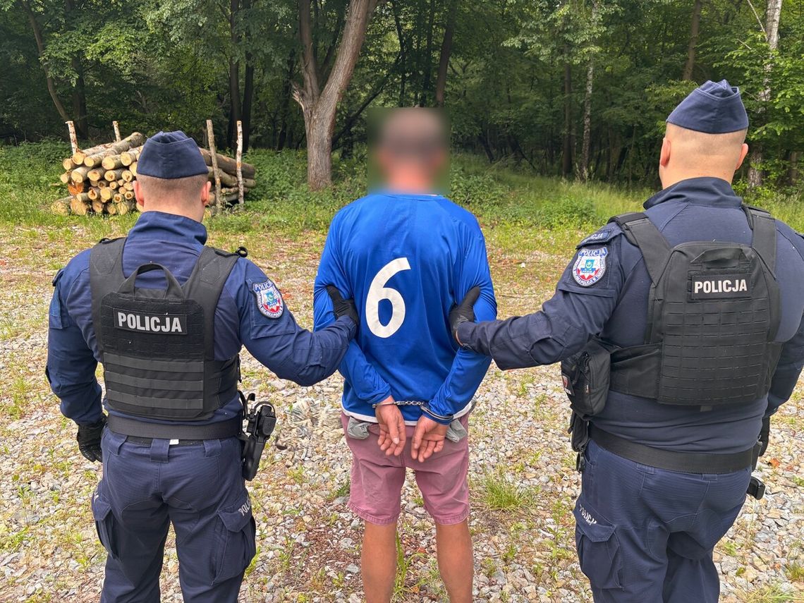 Napad z młotkiem na stacji paliw. Sprawca uszkodził ladę, ukradł gotówkę i uciekł do lasu