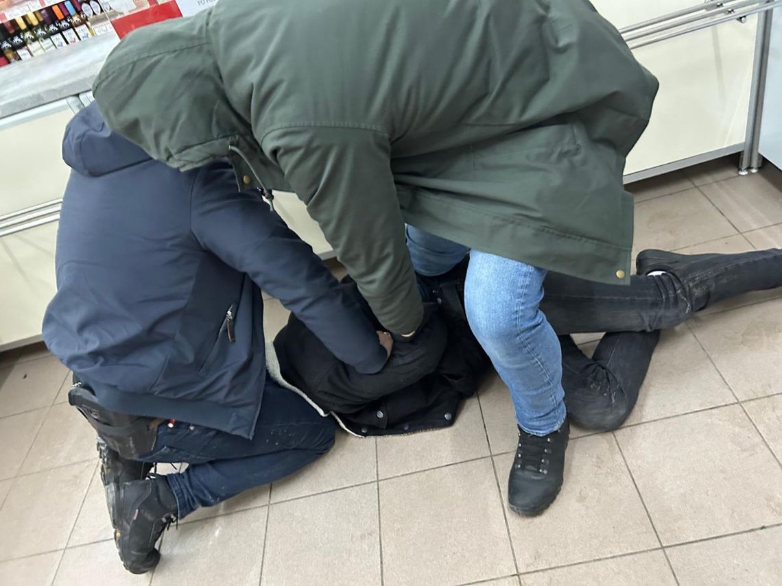 Napad z nożem na salon gier. Zamaskowany sprawca ukradł 25 tysięcy złotych Napad z nożem na salon gier. Zamaskowany sprawca ukradł 25 tysięcy złotych