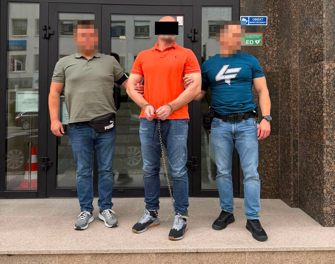 Napadał z bronią na bukmacherów i jubilerów. Groźny przestępca zatrzymany po 17 latach ukrywania się