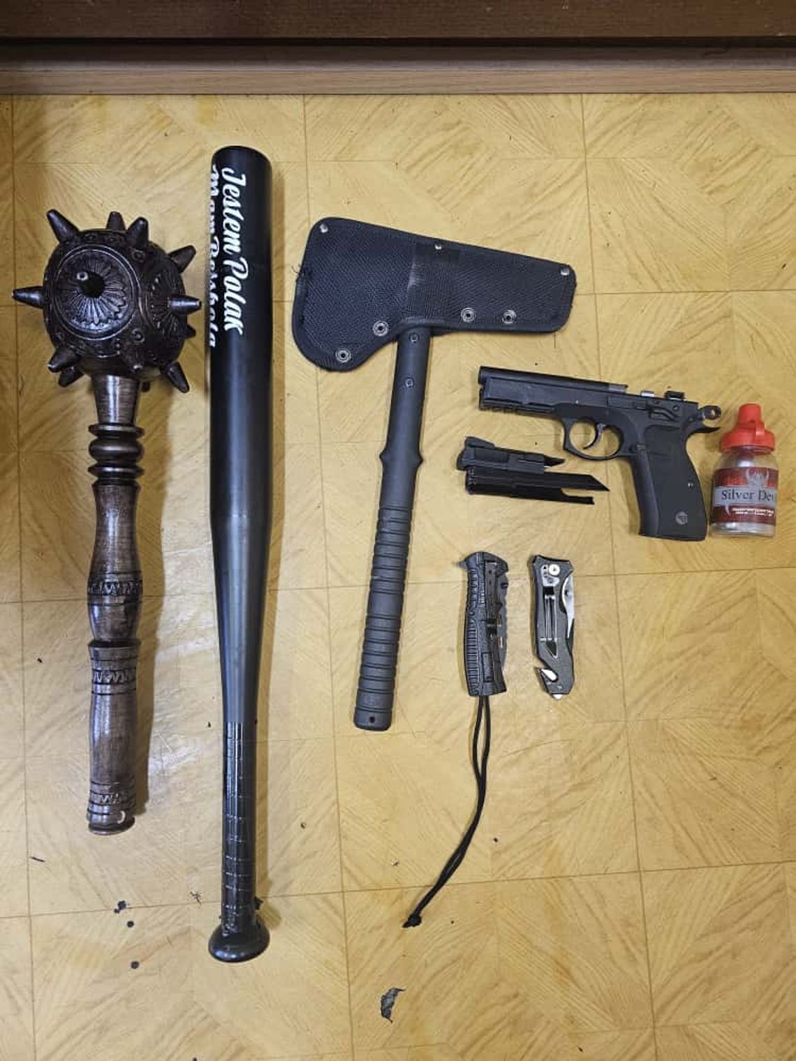 Napadł kobietę pod klubem i przystawił jej nóż do gardła. Później ostrzelał z wiatrówki jej dom