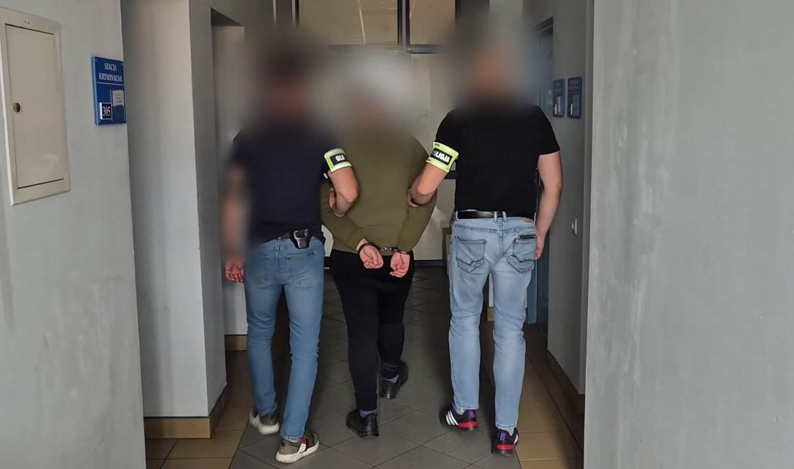 Napadł na sklep z nożem w ręku, a potem chciał zapłacić policjantom, żeby go puścili. Dopiero wyszedł z więzienia