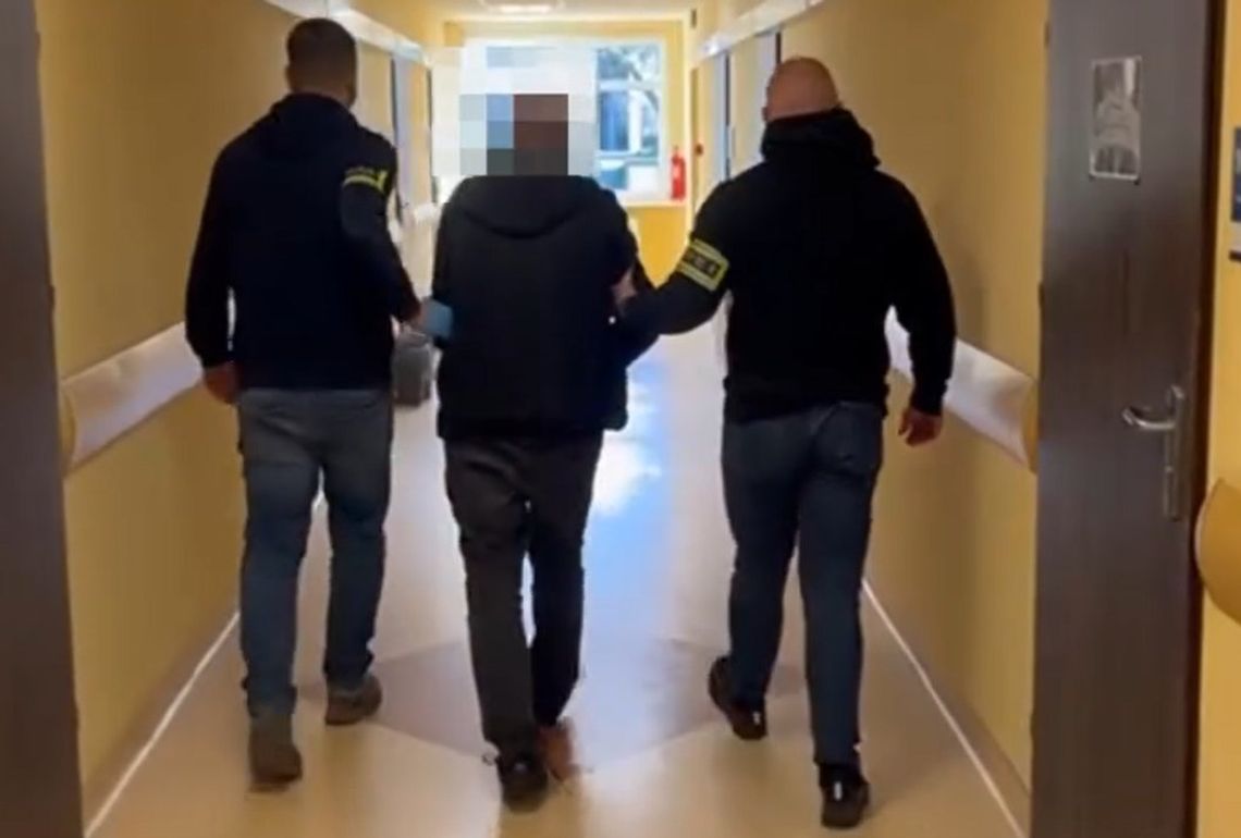 Napadł na staruszkę pod jej blokiem. Recydywista zatrzymany po policyjnej obławie Napadł na staruszkę pod jej blokiem. Recydywista zatrzymany po policyjnej obławie