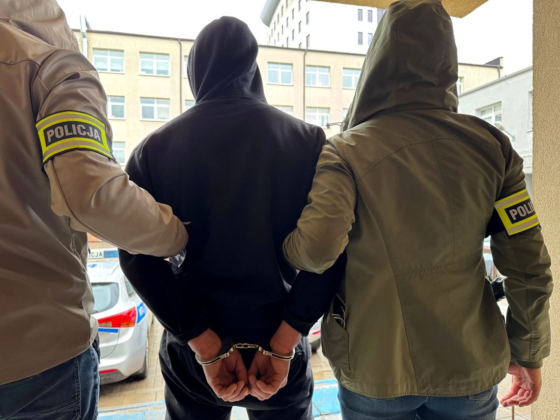 Napadli 22-letniego kolegę i wbili mu nóż w plecy. Potem chcieli zmusić do wzięcia kredytu w banku