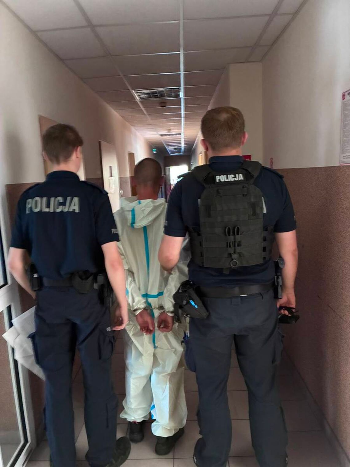 Napadli i okradli mężczyznę, a innego wepchnęli do fontanny. Dwóch recydywistów zatrzymanych Napadli i okradli mężczyznę, a innego wepchnęli do fontanny. Dwóch recydywistów zatrzymanych