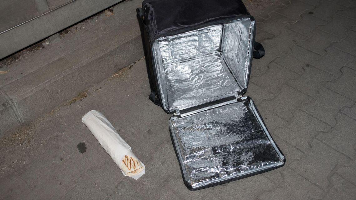 Napadli na dostawcę jedzenia. Spryskali go gazem i uciekli z kebabami