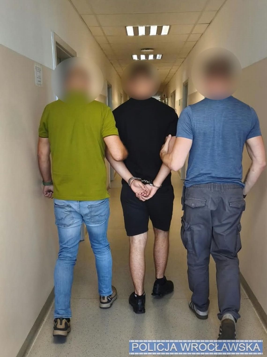 Napadli na nastolatków świętujących początek roku szkolnego. Zabrali im buty i zegarki Napadli na nastolatków świętujących początek roku szkolnego. Zabrali im buty i zegarki