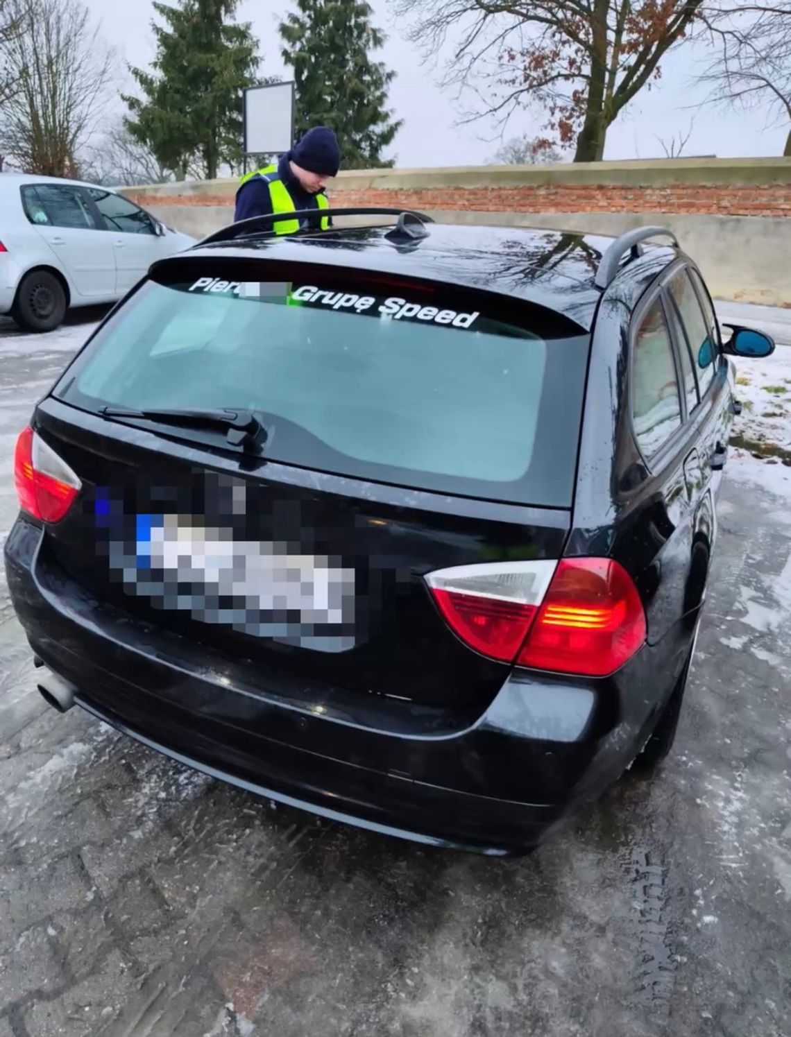 Napis na szybie BMW obrażał policjantów. Mundurowi odpowiedzieli mandatem i kontrolą techniczną
