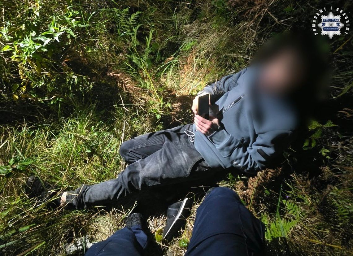 Napisał z lasu do sąsiadki, że się zgubił. Gdy go znaleźli, leżał pijany w trawie Napisał z lasu do sąsiadki, że się zgubił. Gdy go znaleźli, leżał pijany w trawie