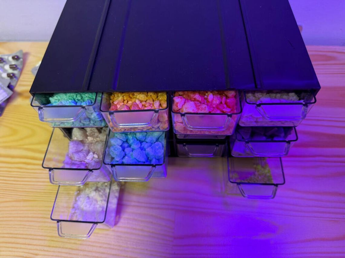 „Narkotyk zombie” na warszawskiej Woli. Kryminalni przejęli zapas groźnej substancji. WIDEO