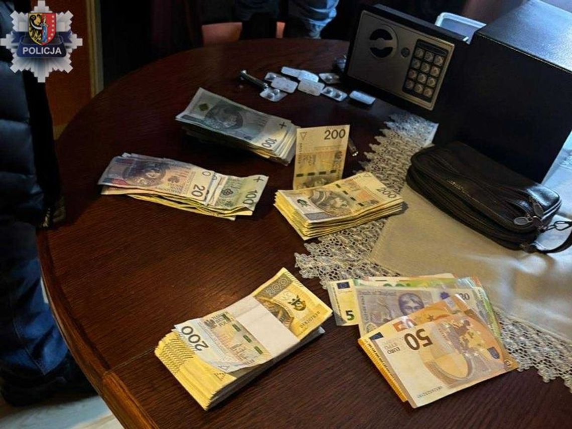 Narkotyki, nielegalne papierosy i 30 tys. zł w gotówce. 49-latkowi grozi nawet 20 lat więzienia Narkotyki, nielegalne papierosy i 30 tys. zł w gotówce. 49-latkowi grozi nawet 20 lat więzienia