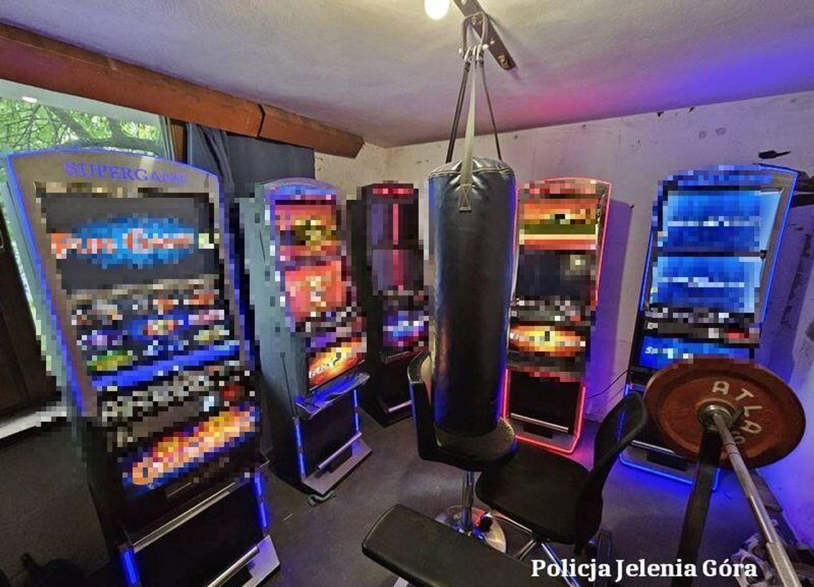 Narkotyki, pieniądze, broń i nielegalny hazard. Podczas nalotu diler próbował uciec z domu