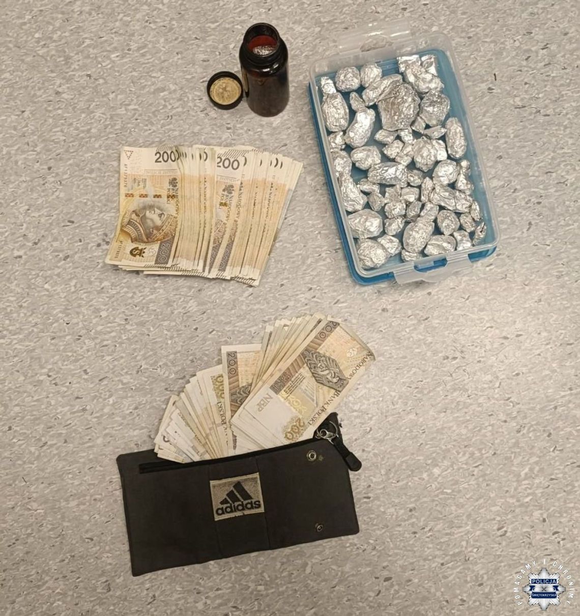 Narkotyki podzielone na porcje i gruby plik gotówki. Policjanci zatrzymali mężczyznę, którego od dawna mieli na oku Narkotyki podzielone na porcje i gruby plik gotówki. Policjanci zatrzymali mężczyznę, którego od dawna mieli na oku