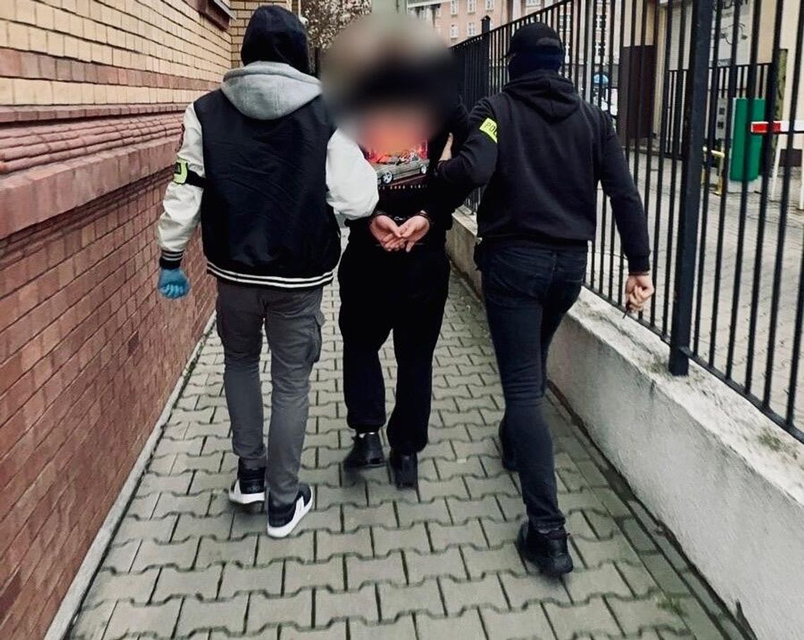 Narkotyki, sterydy i środki na potencję w mieszkaniu. Policjanci zatrzymali dwóch mężczyzn Narkotyki, sterydy i środki na potencję w mieszkaniu. Policjanci zatrzymali dwóch mężczyzn