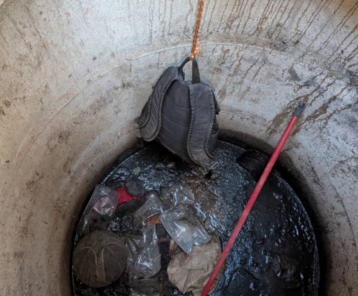 Narkotyki ukryte pod ziemią. Policjanci znaleźli plecak zawieszony w studzience Narkotyki ukryte pod ziemią. Policjanci znaleźli plecak zawieszony w studzience