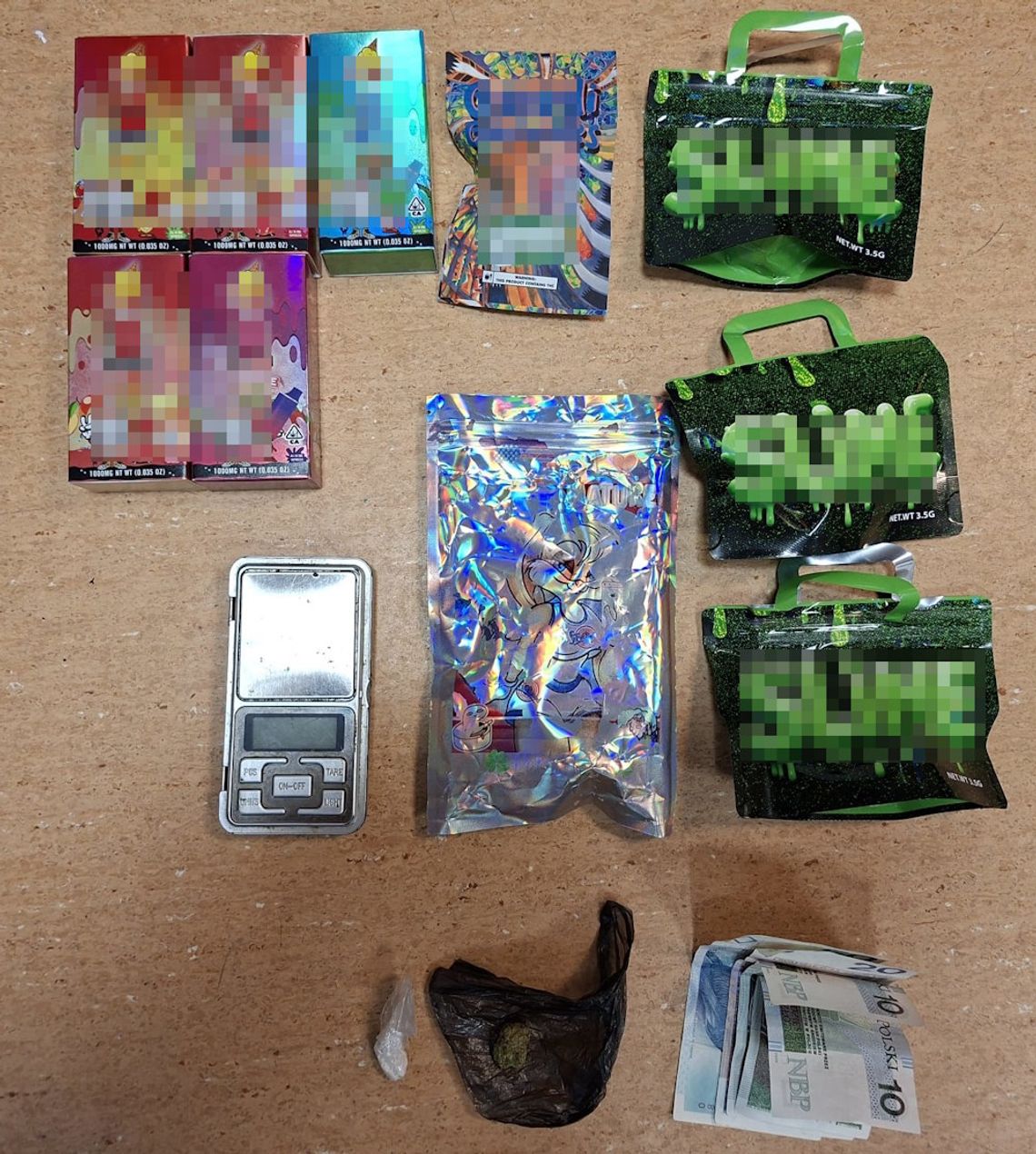 Narkotyki w bieliźnie i "specjalne" żelki w łazience. Policjanci zatrzymali 22-latka Narkotyki w bieliźnie i "specjalne" żelki w łazience. Policjanci zatrzymali 22-latka