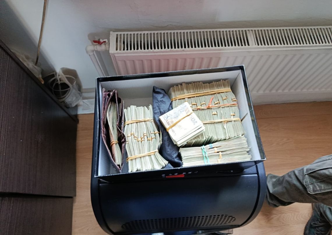 Narkotyki w walizce i blisko 400 tysięcy złotych w pudle. Diler zaliczył policyjny nalot na chatę Narkotyki w walizce i blisko 400 tysięcy złotych w pudle. Diler zaliczył policyjny nalot na chatę