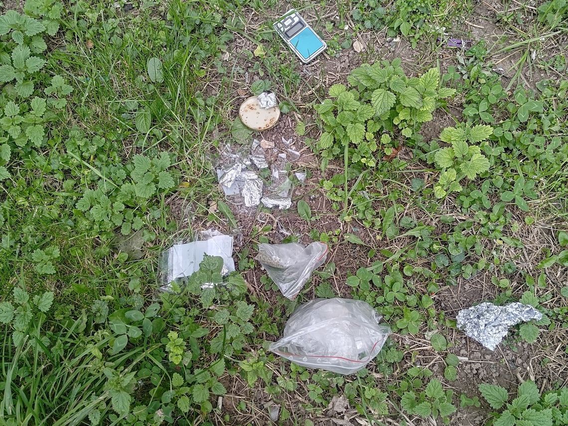 Wyrzucili narkotyki przez okno. Mieli trójkę dzieci pod opiekę i imprezowali przez całą dobę