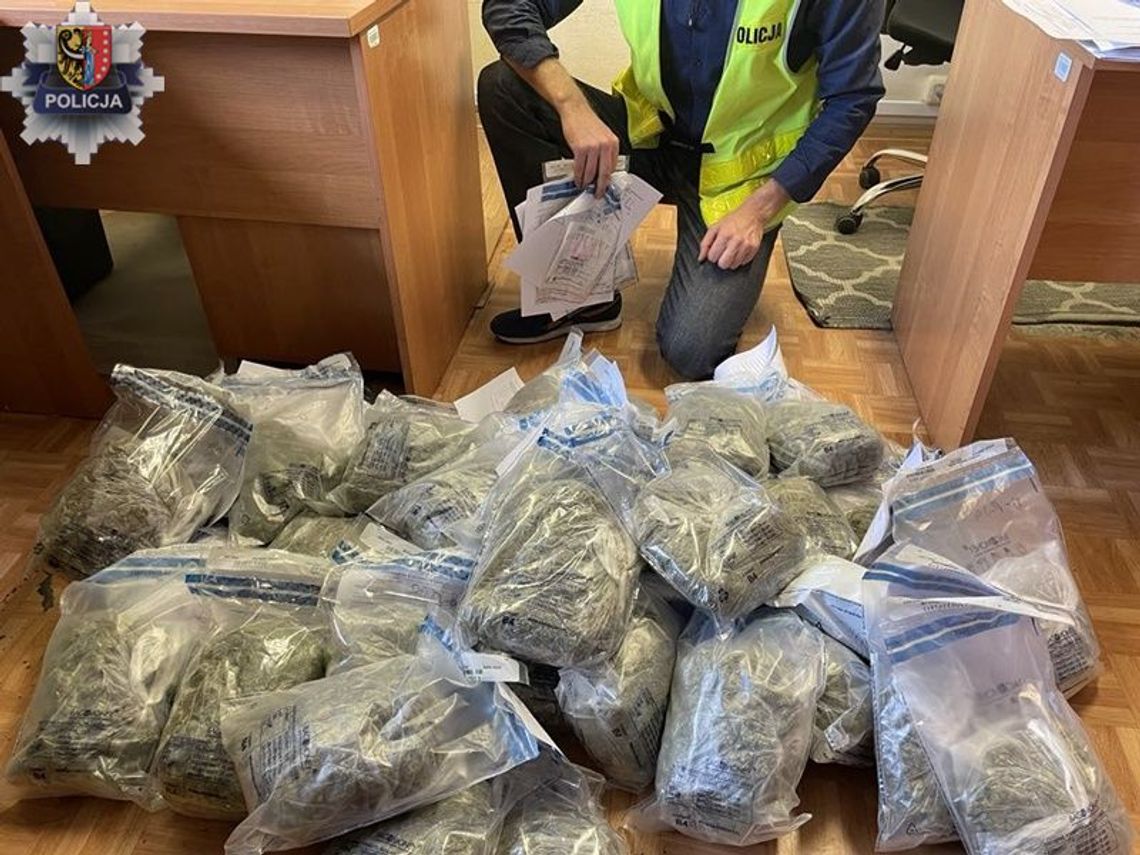 Narkotyki z paczkomatów trafiały dalej do sprzedaży. Dwóch mężczyzn przed sądem