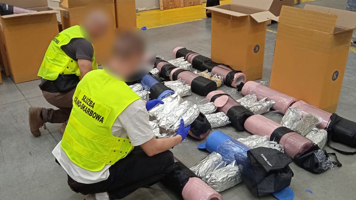 Narkotyki z Tajlandii ukryte w matach do ćwiczeń. Celnicy znaleźli ponad 100 kg marihuany Narkotyki z Tajlandii ukryte w matach do ćwiczeń. Celnicy znaleźli ponad 100 kg marihuany