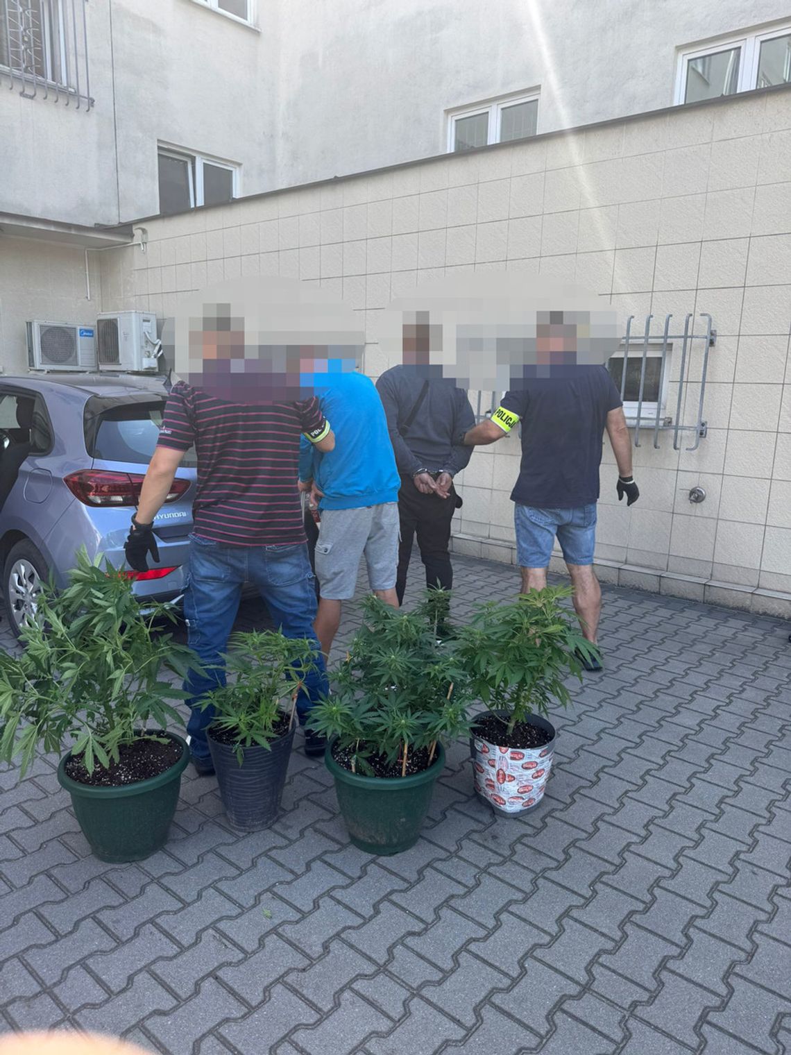 Narkotykowa transakcja na parkingu. Policjanci na gorącym uczynku zatrzymali dilera i jego klienta