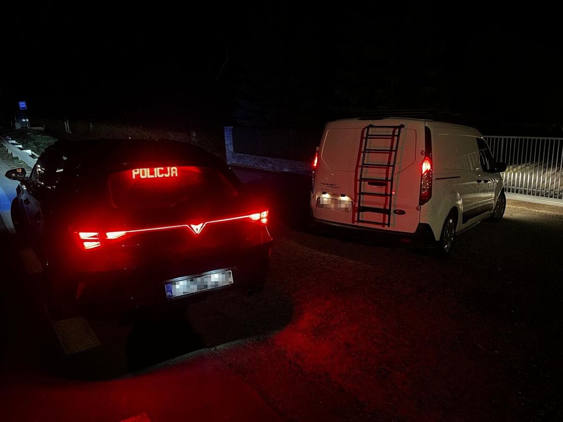Narkotykowy koktajl za kierownicą Forda. 34-latek pędził przez wieś 122 km/h i wyprzedzał na torach