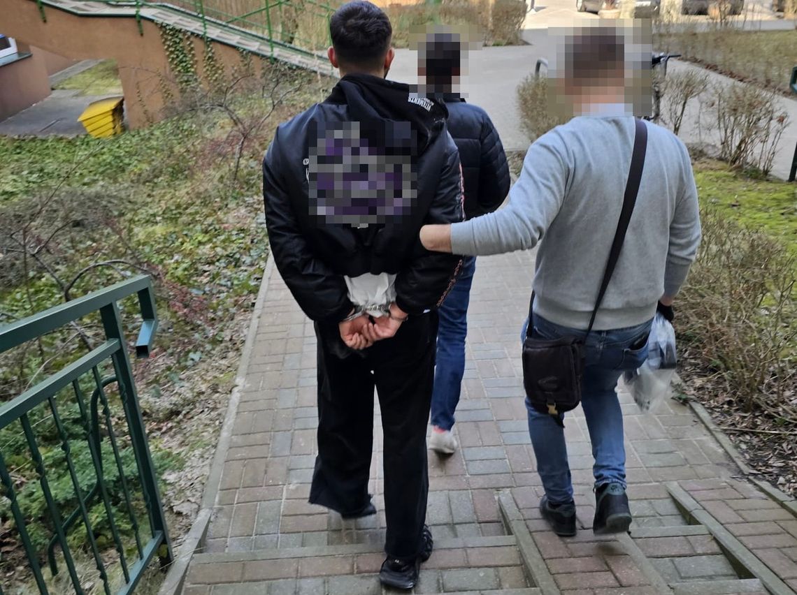 Narkotykowy magazyn rozbity. Policjanci przejęli 10 kg narkotyków i zatrzymali dwóch Azerów