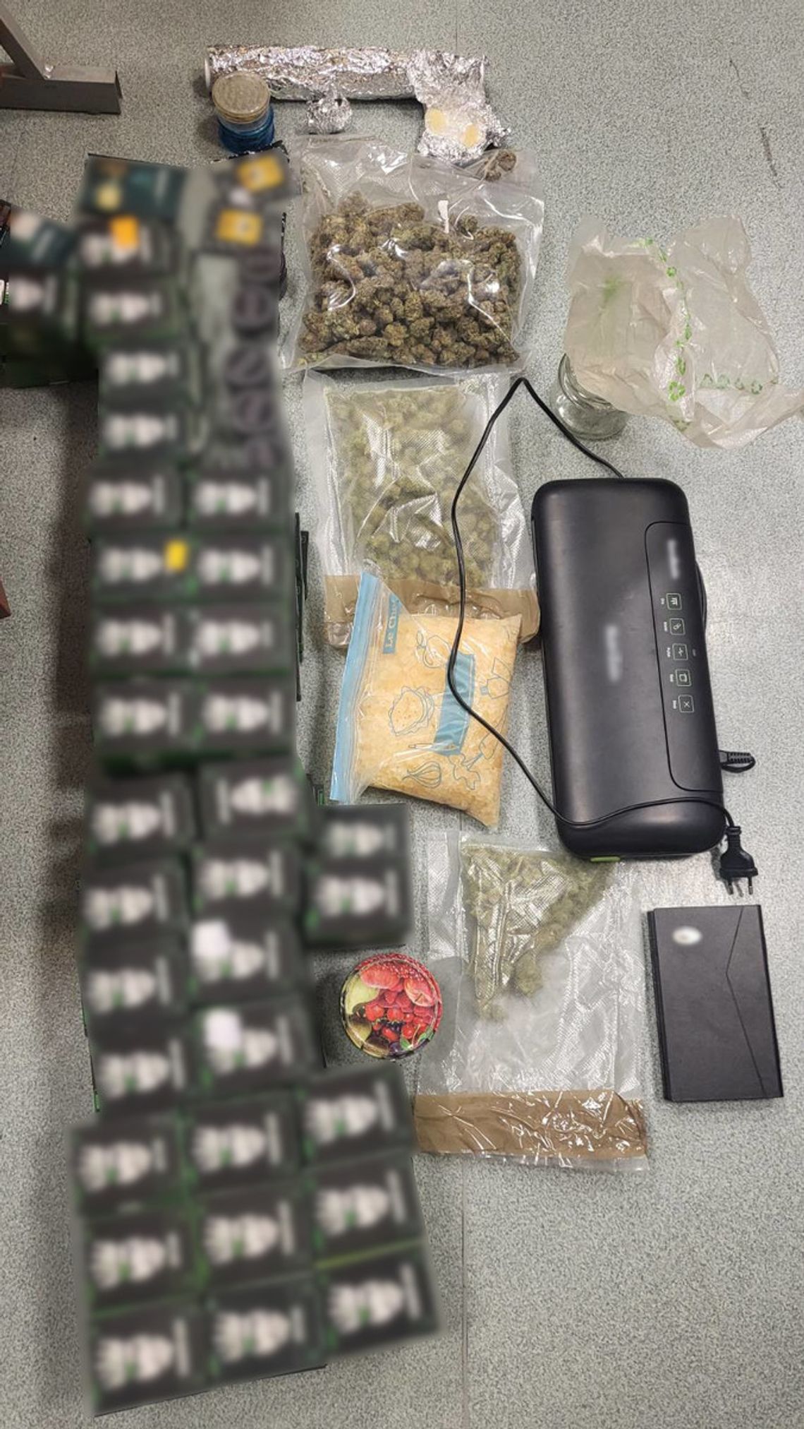 Narkotykowy magazyn w piwnicy bloku. Policjanci przejęli prawie 1,5 kg zabronionych substancji