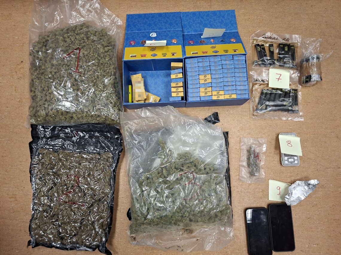 Narkotykowy magazyn w sypialni rozbity. Ponad 2 kg marihuany i setka waporyzatorów
