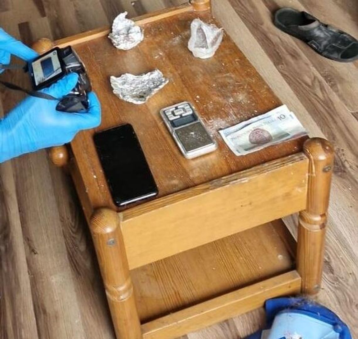 Narkotykowy stolik i poszukiwany mężczyzna w mieszkaniu. Policjanci zwinęli go razem z kumplem Narkotykowy stolik i poszukiwany mężczyzna w mieszkaniu. Policjanci zwinęli go razem z kumplem