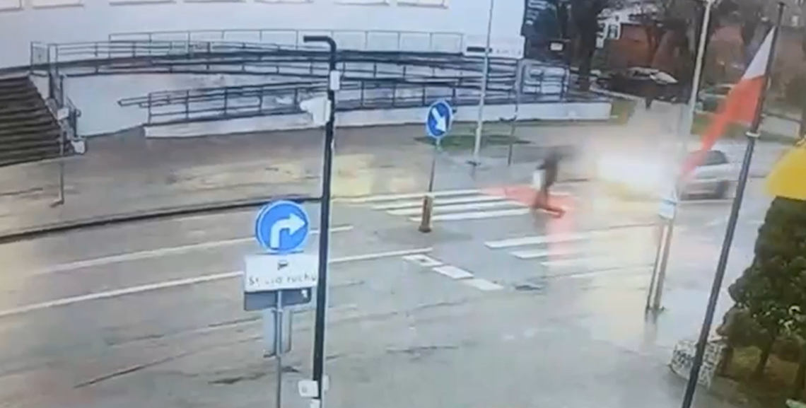 Nastolatek na hulajnodze elektrycznej potrącony przez samochód. Znajdował się na przejeździe Nastolatek na hulajnodze elektrycznej potrącony przez samochód. Znajdował się na przejeździe