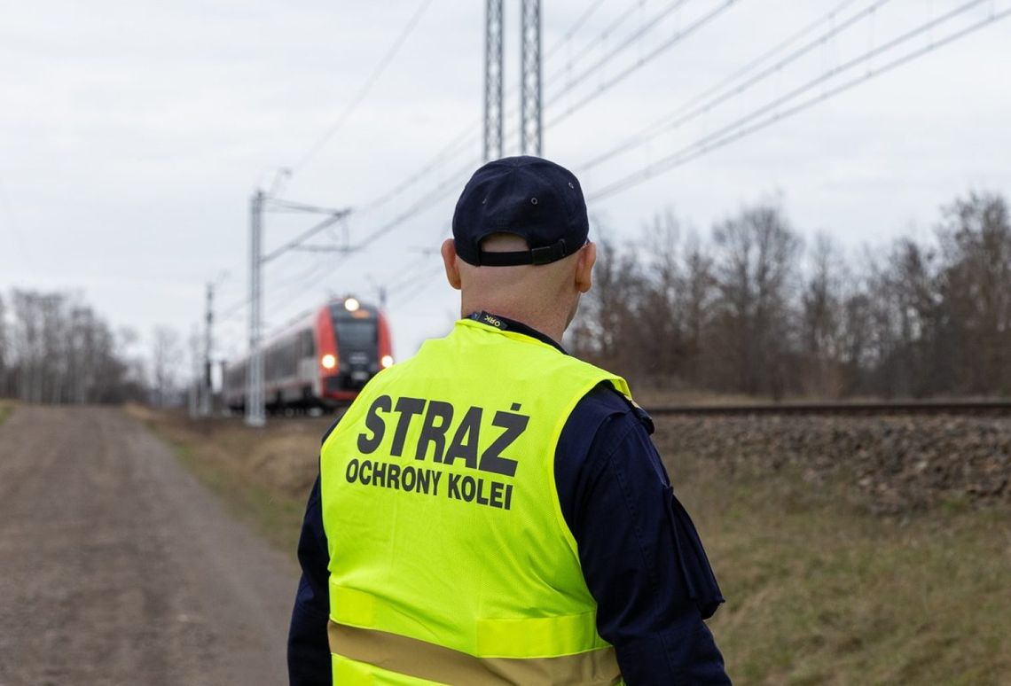Nastolatki urządziły sobie „sesję fotograficzną” na torach. Dziewczyna przebiegała przed pociągiem