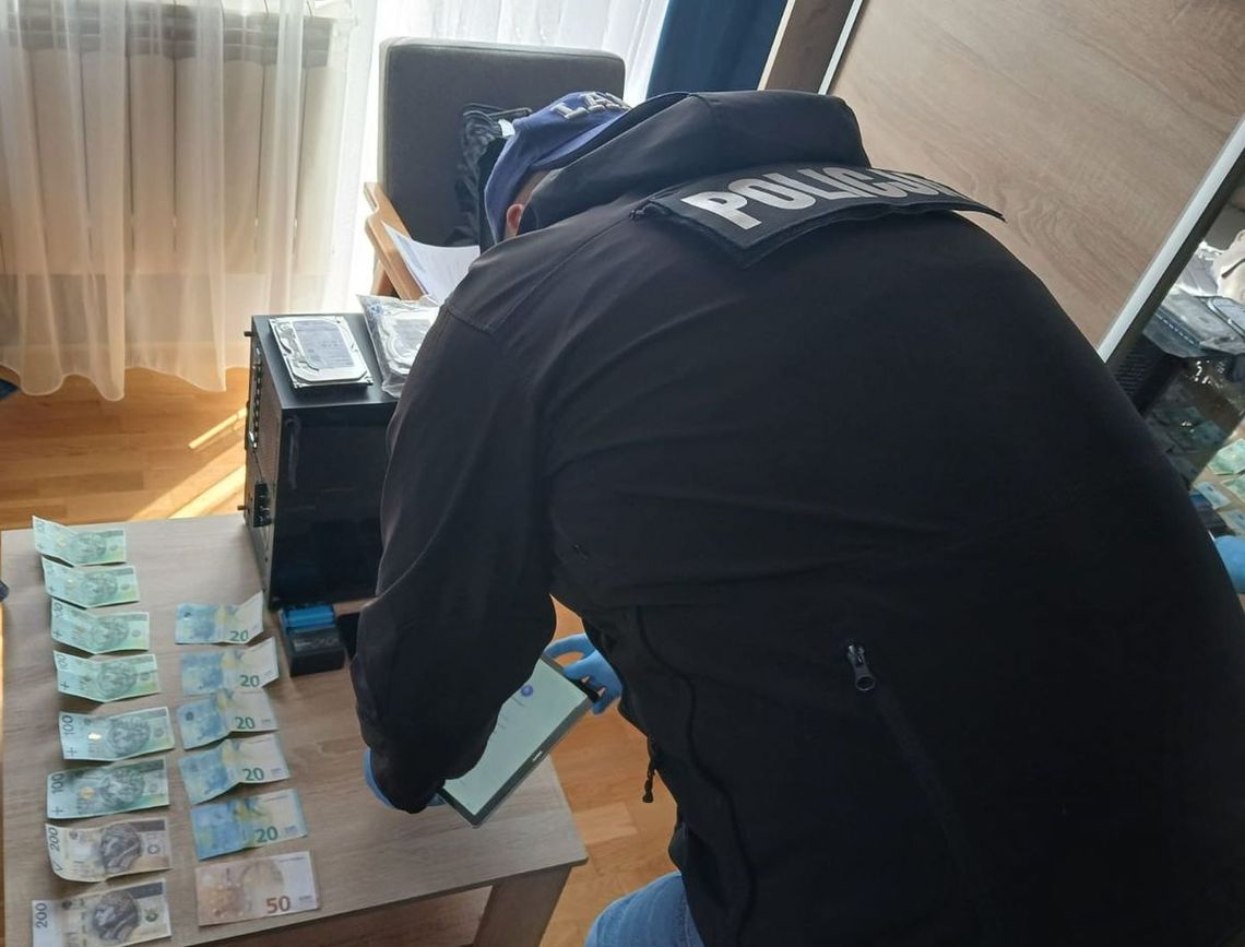 Nastolatkowie zatrzymani za drukowanie fałszywych banknotów.  Grozi im za to 10 lat więzienia